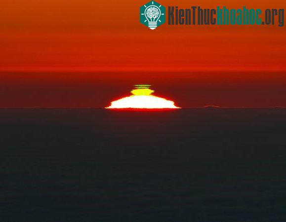 Hình ảnh chụp gần đây ở ngọn núi Cerro Paranal cao 2.600m ở sa mạc Atacama (Chile) cho thấy hai hình cung màu xanh riêng biệt trên Mặt trời đang lặn. Hiện tượng hiếm này xảy ra khi ánh nắng Mặt trờ...
