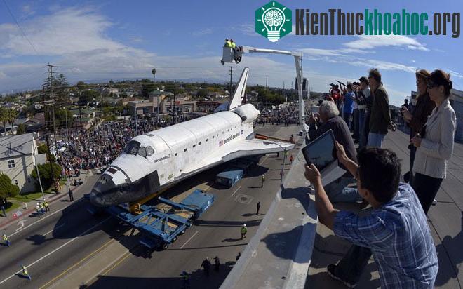 Người dân quan sát Endeavour từ các tòa nhà cao tầng - (Ảnh: Reuters)