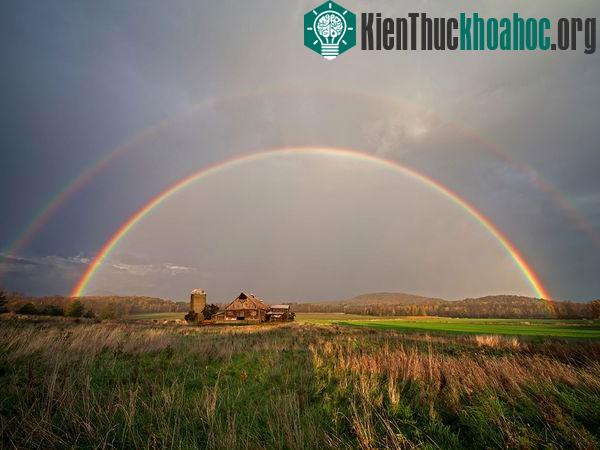 Cầu vòng kép xuất hiện trước khi mặt trời lặn gần hồ Champlain ở Vermont, Mỹ - (Ảnh: Alan Nyiri)