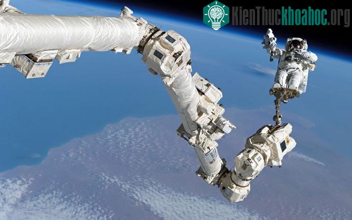 Steve Robinson trên “cánh tay” của Trạm vũ trụ quốc tế ISS hồi tháng 8 năm 2005.