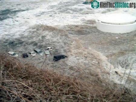 Ảnh mới: Toàn cảnh sóng thần tràn vào nhà máy Fukushima