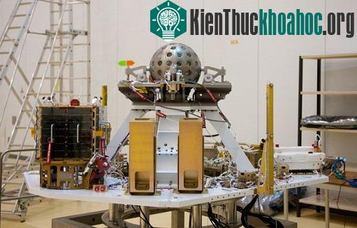 Vệ tinh Lares đang được kiểm tra để Vega phóng lên vũ trụ.