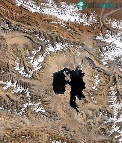 Hồ Kara-kul ở Tajikistan hình thành do một vụ va chạm&nbsp;thiên thạch. Hồ nằm ở độ cao 3.900m so với mực nước biển.