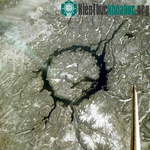 Hố thiên thạch Manicouagan
