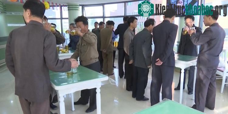 Ở đây, đồ uống phục vụ chủ yếu là bia.