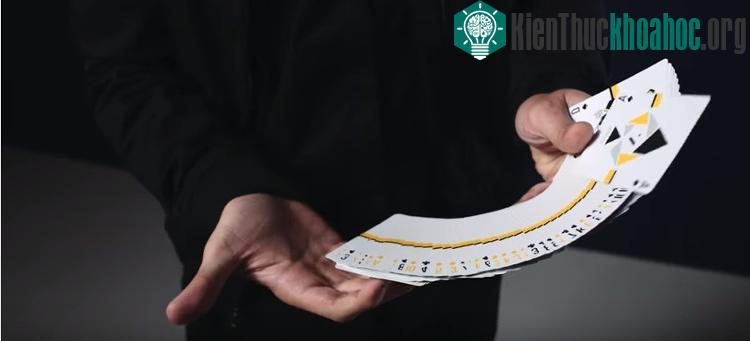 Màn biểu diễn với những lá bài thường rất hấp dẫn.