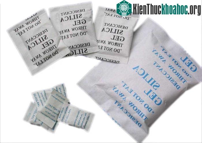 Túi hút ẩm chứa những hạt silicon dioxide nhỏ hình cầu.