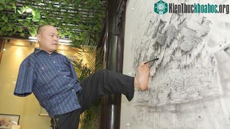 Người đàn ông vẽ tranh bằng chân và miệng kỳ tài ảnh 0