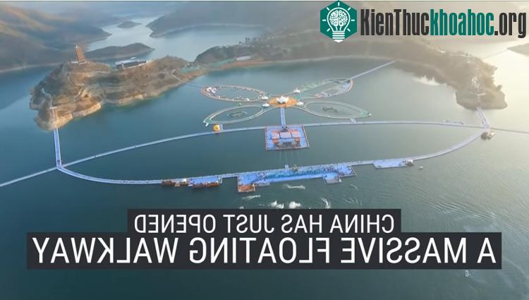 Với lợi thế nằm trên sông, nơi đây thường tổ chức các trò chơi và hoạt động thể thao dưới nước.