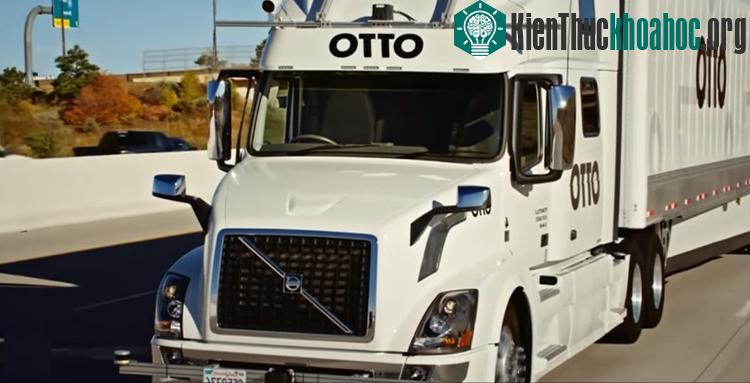 Lái xe ngồi ra khoang đằng sau và để chiếc xe tự vận hành.