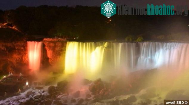 Thác nước Niagara đổi màu kỳ ảo.