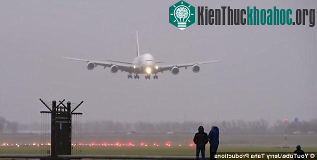 Chiếc A380 chuẩn bị hạ cánh trong điều kiện thời tiết xấu.