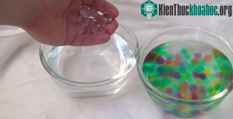 Nhưng khi đặt trong môi trường nước, do có cùng hệ số khúc xạ như nhau nên khiến những viên bi này trở nên vô hình.
