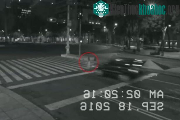 Hồn ma cô gái đứng giữa đường. (Ảnh chụp từ clip).
