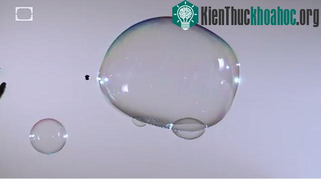 Bong bóng xà phòng rất dễ vỡ khi tác động từ ngoài vào bằng ngoại lực.