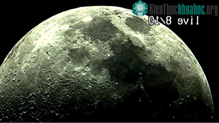 Cách di chuyển của vật thể màu đen này không giống như vệ tinh nhân tạo. (Ảnh chụp từ clip).