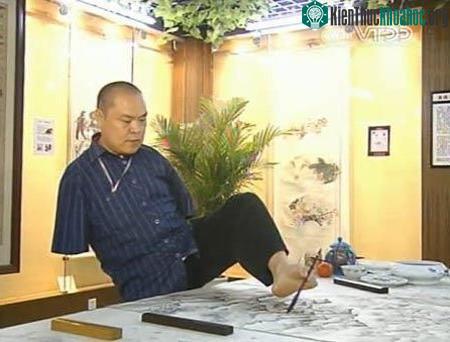 Người đàn ông vẽ tranh bằng chân và miệng kỳ tài ảnh 1