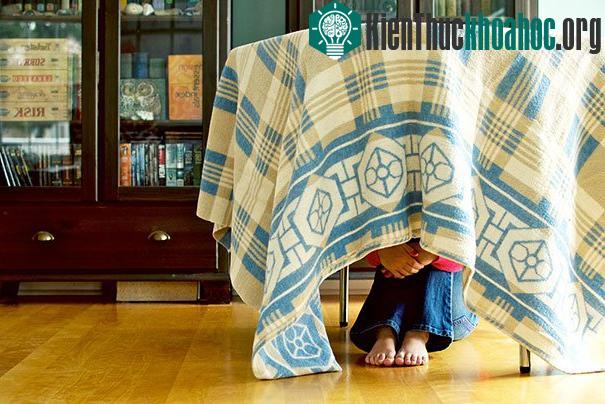 Chiếc gầm bàn là nơi "an toàn" với bé