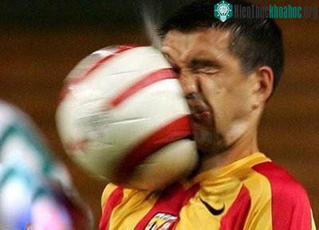 Cười tỉnh cả ngủ những pha đỡ bóng bá đạo- ảnh 4