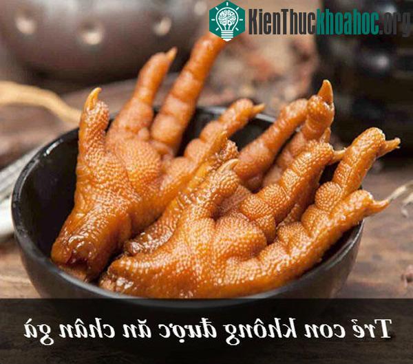 Trẻ con khi ăn chân gà sẽ bị run tay, viết chữ xấu như gà bới.