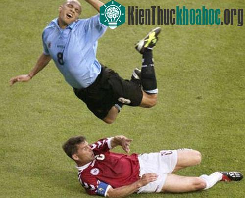 Cười tỉnh cả ngủ những pha đỡ bóng bá đạo- ảnh 10