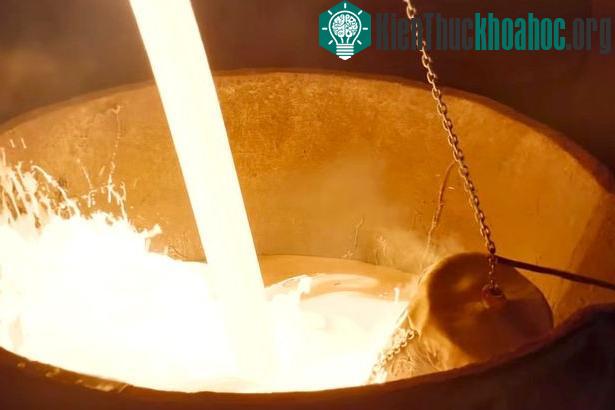 Cục tuyết vẫn nguyên vẹn, dù bị nung trong lò thép 2.000 độ C. (Ảnh: GE).