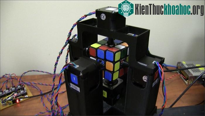 Robot giải rubik do Jay Flatland và Paul Rose chế tạo. (Ảnh chụp từ video).