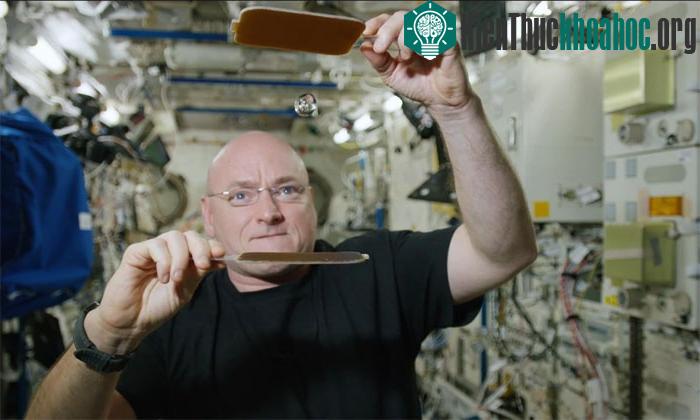 Phi hành gia Scott Kelly đang chơi bóng nước trên ISS. (Ảnh chụp từ video).