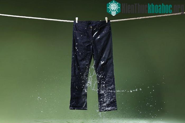 Vải của hãng ODO được dệt từ sợi phủ bạc.