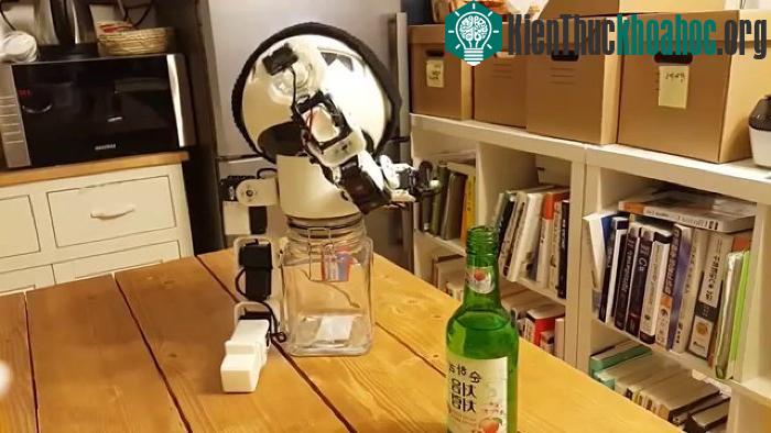 Tửu lượng của con robot này là vô hạn.