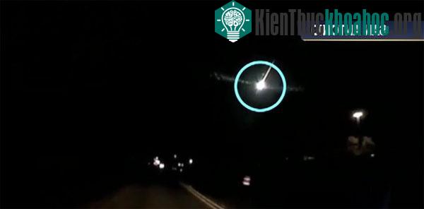 Quả cầu lửa xuất hiện trên bầu trời ở Texas. (Ảnh chụp từ video)