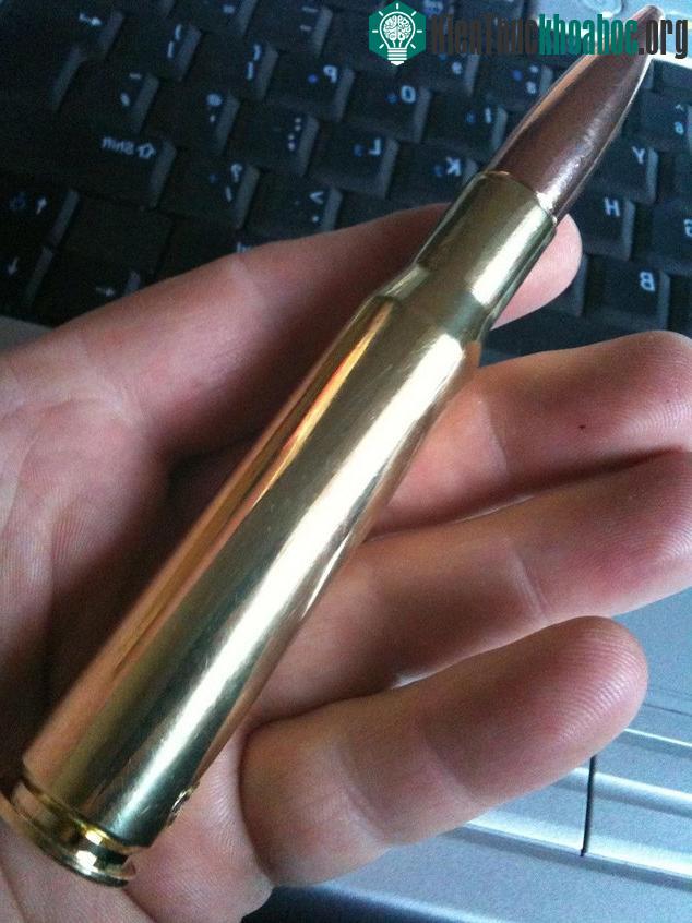 Trên tay một viên đạn .50 BMG 12 ly 7.
