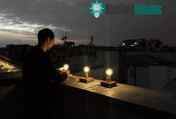 Chiếc bóng bay lơ lửng trong không khí.