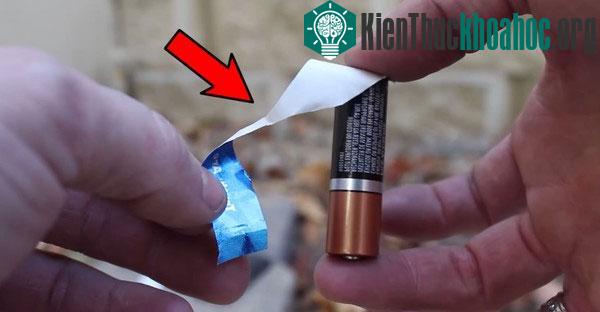 Gắn hai đầu giấy vào hai cực của pin và chờ đợi...
