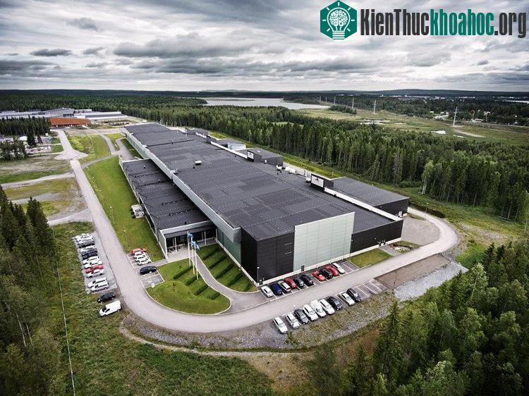 Máy chủ tại các trung tâm dữ liệu thường hoạt động liên tục và tỏa ra lượng nhiệt rất lớn.