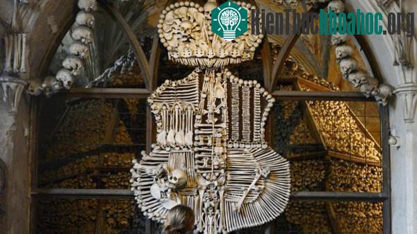 Nhà thờ Sedlec Ossuary chứa hơn 40.000 bộ hài cốt. (Ảnh: Wikipedia).