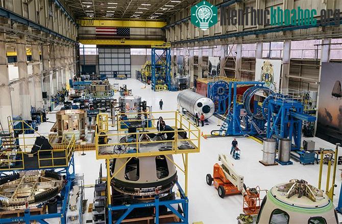 Quang cảnh bên trong nhà máy sản xuất tên lửa Blue Origin của tỷ phú Jeff Bezos. (Ảnh: Blue Origin).