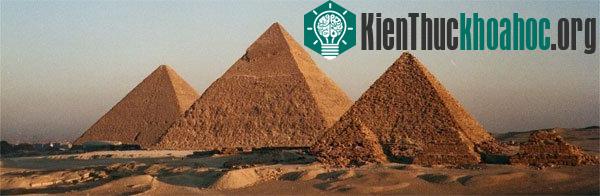 Kim tự tháp là kiến trúc hình chóp có đáy là hình vuông và bốn mặt bên là tam giác đều