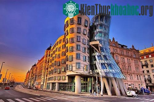Ngôi nhà nhảy múa (Dancing House) - (Ảnh: admea)