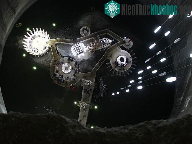 Mỏ muối Salina Turda có độ sâu 100m nằm ở Transylvania, Rumani là một trong những mỏ muối cổ nhất thế giới.