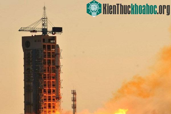 Phóng tên lửa đẩy Trường Chinh 2D tại Trung tâm phóng vệ tinh Tửu Tuyền ở tỉnh miền tây bắc Cam Túc, Trung Quốc. (Nguồn: Xinhua/TTXVN)