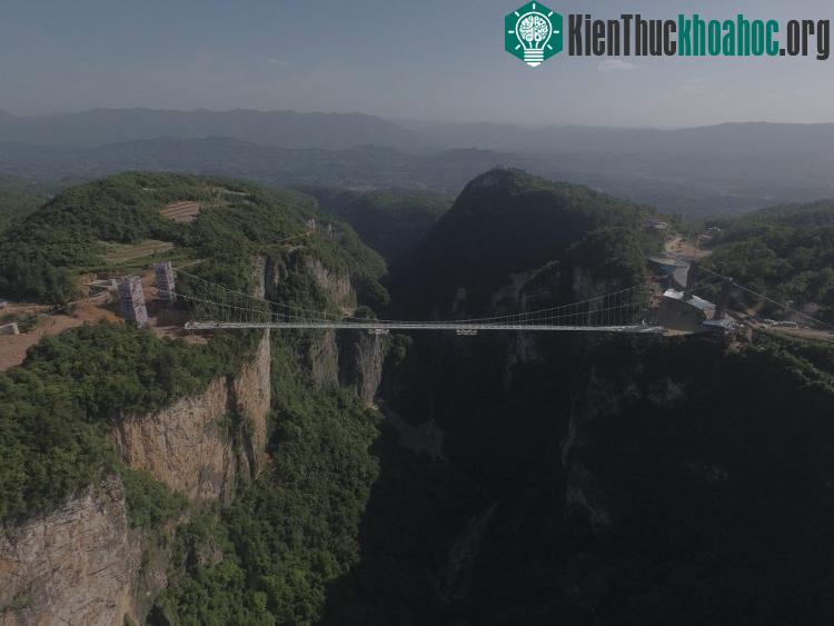 Đến tháng 6/2017, các du khách có thể tham gia môn thể thao "nhảy bungee" từ chiếc cầu này.