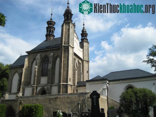 Nhà thờ Sedlec Ossuary nhìn từ bên ngoài. (Ảnh: Wikipedia).