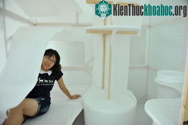 Bên trong căn nhà 4m2 là chỗ ngủ, phòng tắm, chiếc bàn nhỏ và không gian bếp. (Ảnh: Shanghaiist)