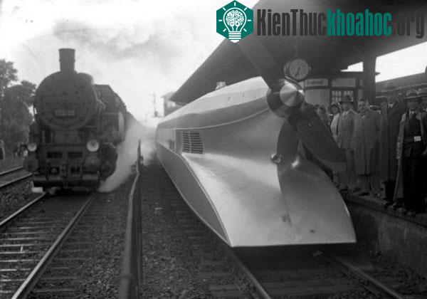 Cánh quạt khổng lồ tại đuôi tàu Schienenzeppelin