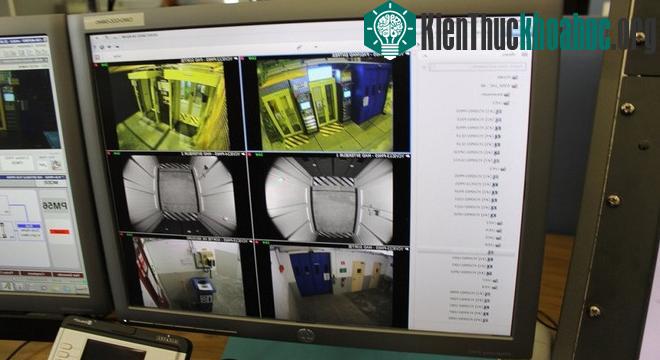 Hoạt động bên dưới đường hầm được giám sát bằng camera an ninh.