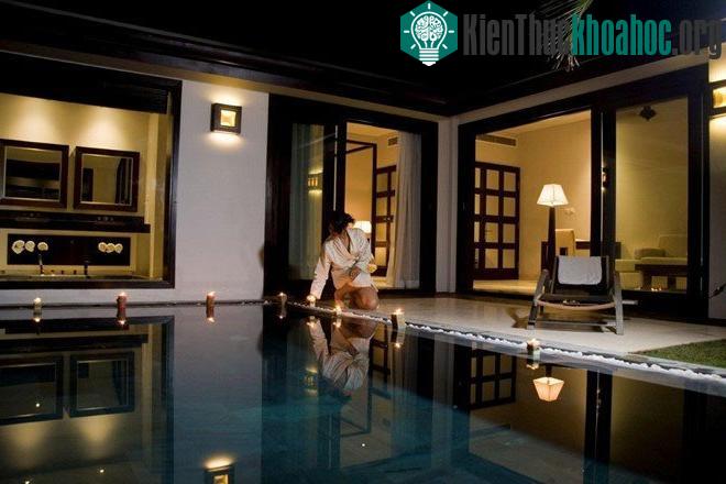 Tatler Travel Guide miêu tả resort như sau: "Thật tuyệt với một bãi biển đầy cát trắng nước trong xanh trải dài hơn 19 dặm. Đặc biệt, giữa một kh...