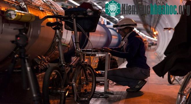 Để xuống dưới đường hầm, nhân viên cần đội mũ bảo hiểm, đi một loại giày đặc biệt.