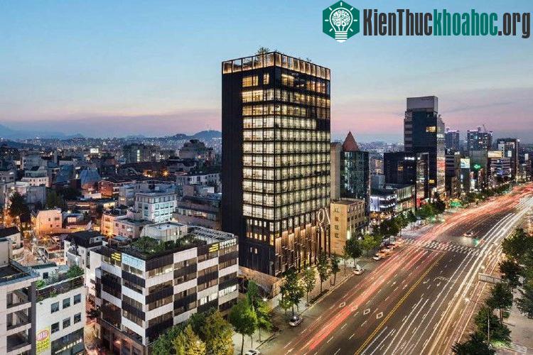Shinsegae International là tòa nhà 15 tầng với khu vườn tuyệt đẹp trên mái.