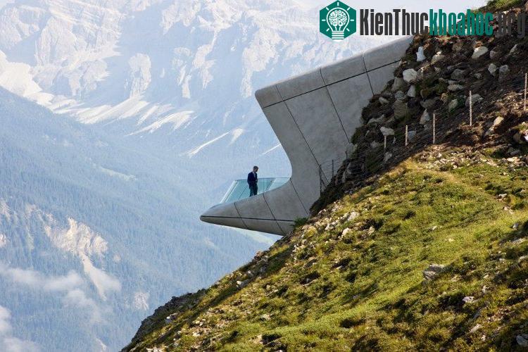 Bảo tàng này thật chất là một đường hầm xuyên qua một phần của ngọn núi.